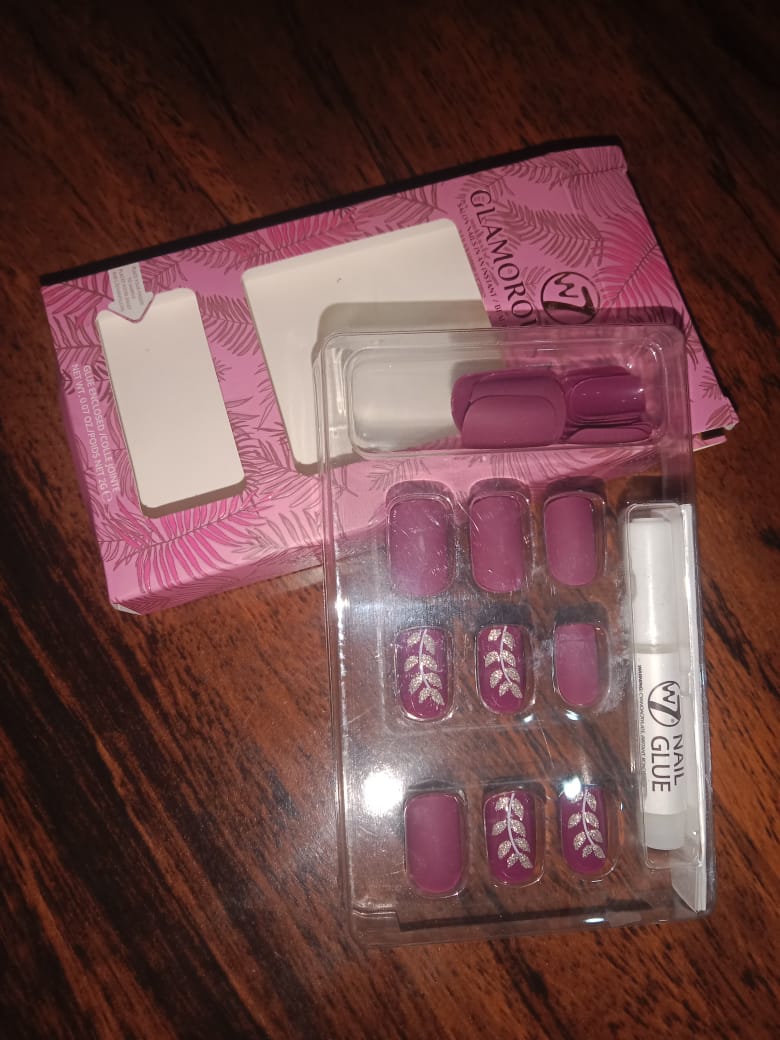 Glamorous Press-On Nails Set | Matte & Floral Design | With Nail Glue